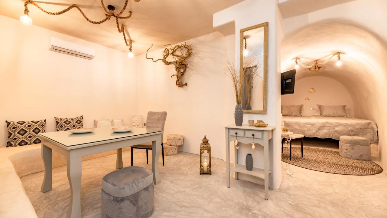 Black Bay Caves Apartment Akrotiri (Santorini)